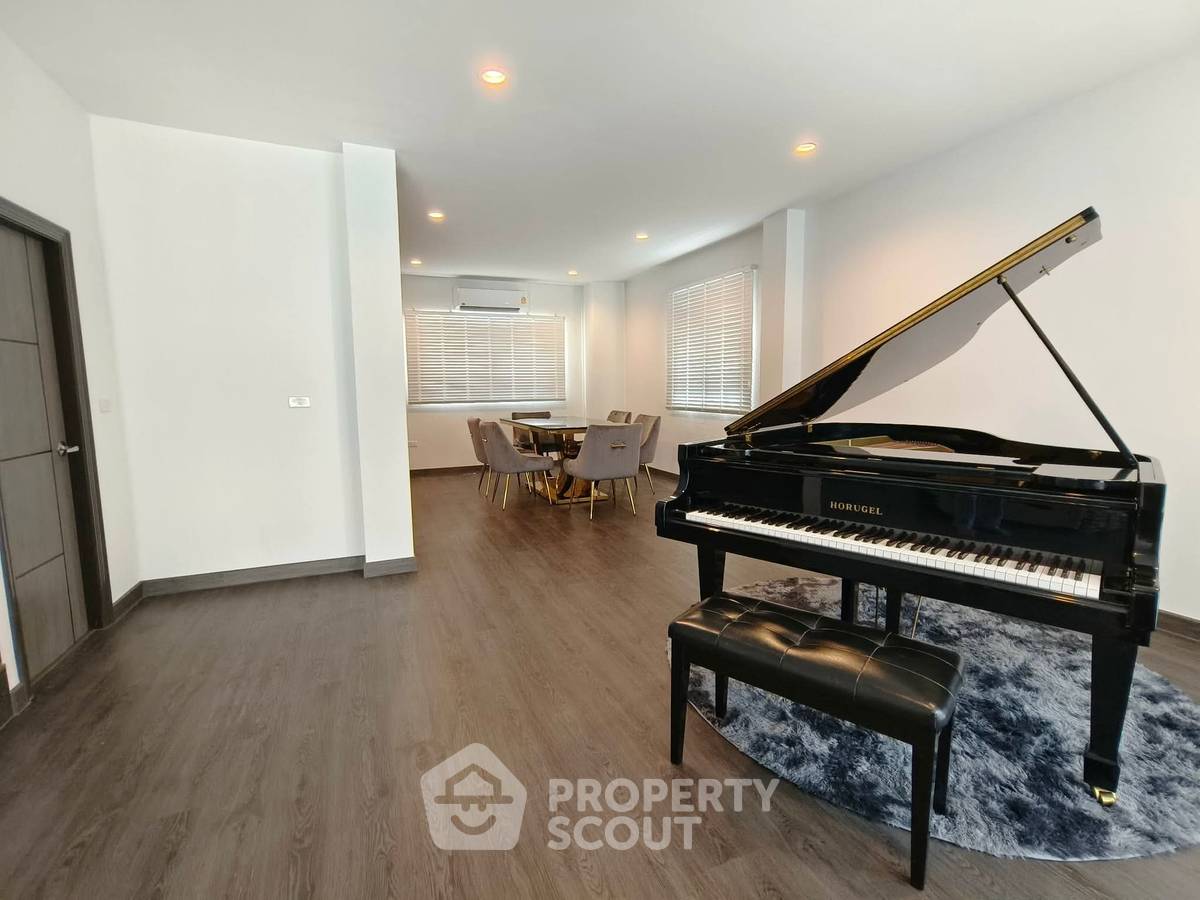 รูป บ้าน 4 ห้องนอน พร้อมเลี้ยงสัตว์ ใกล้ BTS เอกมัย โครงการ Ekkamai House (ID 3072457) - รูปที่ 19/25