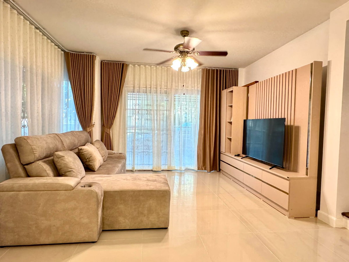 picture Modern 2-Storey Detached House for Rent in a Secure Residential Project - 3/20
