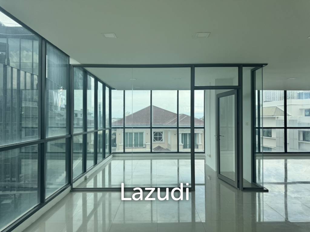 picture 200 sqm modern corner office for rent in Chong Nonsi Yannawa Bangkok - 2/18
