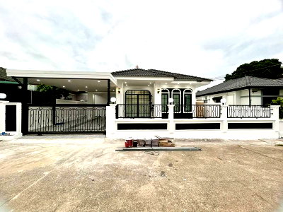 Houses for sale Chonburi : Ready-to-move-in detached house, Classic Home Sriracha, in a peaceful atmosphere.