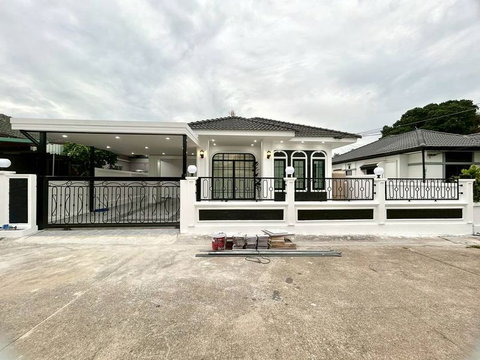 Ready-to-move-in detached house, Classic Home Sriracha, in a peaceful atmosphere.