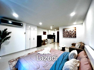 Condos for sale : High-Floor Studio Condo for Sale at Club Royal Naklua