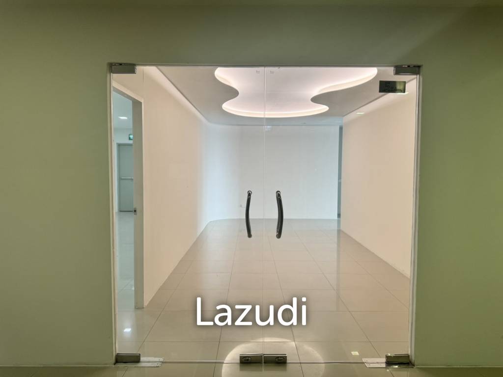 picture 200 sqm modern corner office for rent in Chong Nonsi Yannawa Bangkok - 4/18