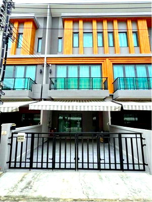 Townhouses for rent Bangkok : Chaloem Phrakiat Rama 9 87-91 with fully built-in furniture, ARL Ban Thap Chang 900 m. Luxury townhome for rent, 3 floors, 2 bedrooms, 4 bathrooms,
