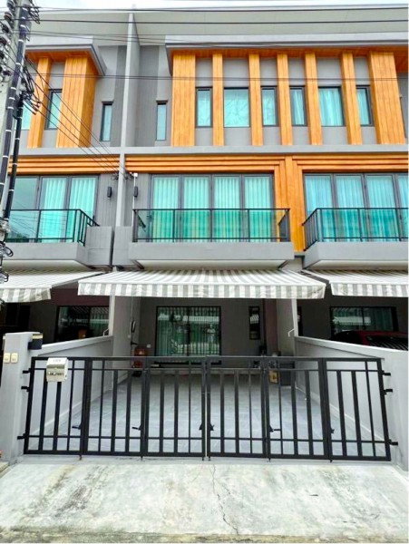 รูป เฉลิมพระเกียรติ ร.9 87-91 พร้อมเฟอร์ฯบิวท์อินครบ ARL บ้านทับช้าง 900 ม. ให้เช่าทาวน์โฮมหรู 3 ชั้น 2นอน 4น้ำ 20ตร.ว.  240ตร.ม. - รูปที่ 1/8