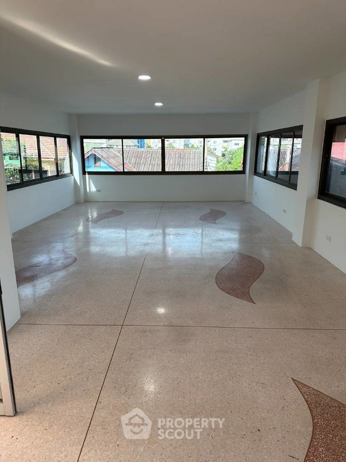 picture Pet-Friendly 5-Bed House 524 Sqm in Khlong Chaokhun Sing, Wang Thonglang (ID 1228087) - 6/8