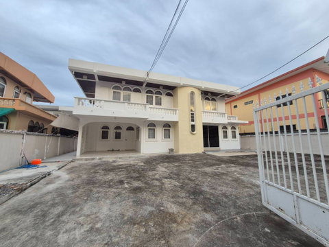 For rent house single latphroa101 size 120sqw.4bed 2 bath 10 Car park  pls add line paolin1