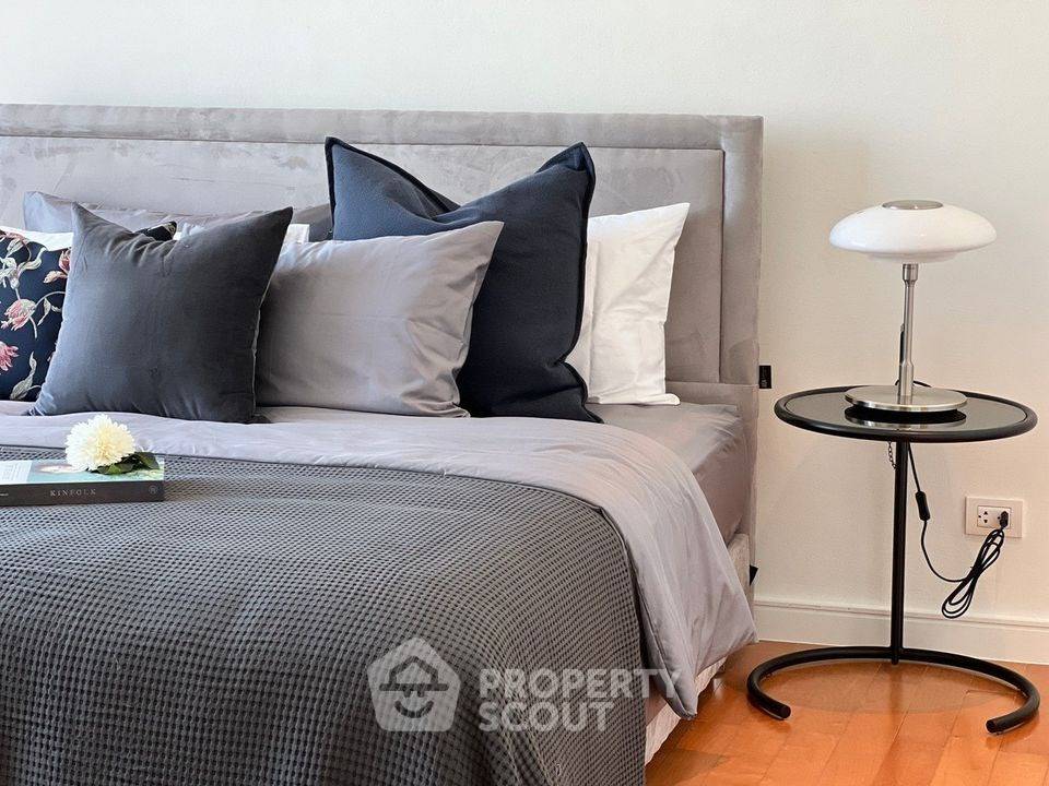 picture High-Floor 2-BR 105 Sqm Fullerton Sukhumvit, 400m to BTS Ekkamai (ID 3073552) - 10/15