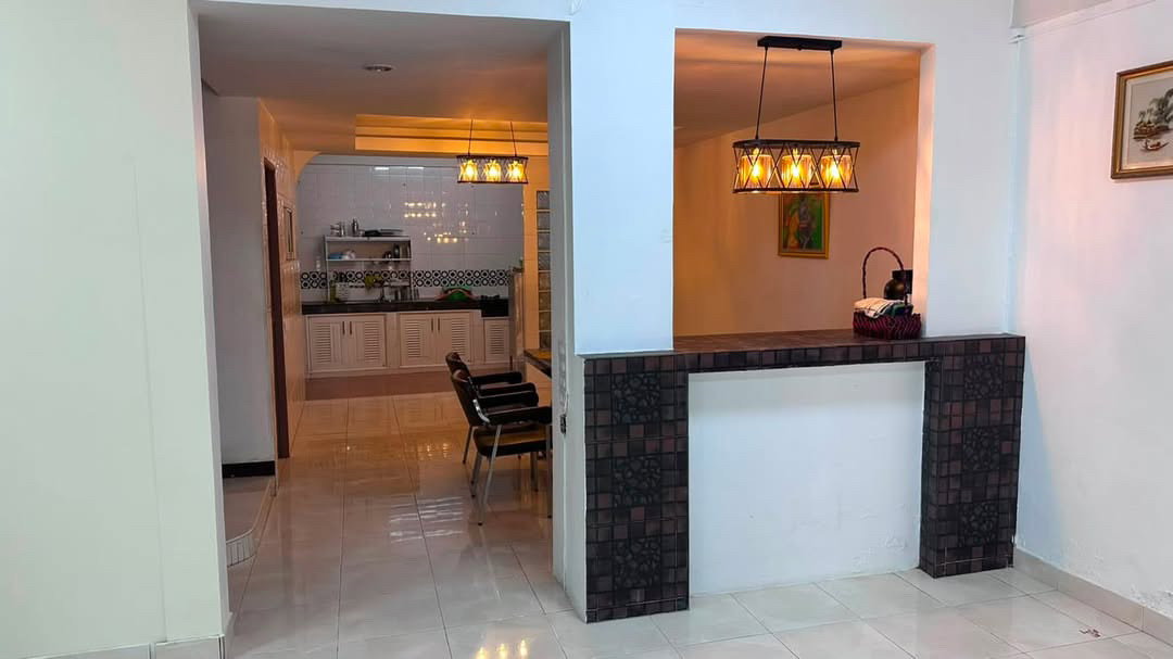 รูป 🏡 ทาวน์เฮาส์เป็นมิตรกับสัตว์เลี้ยง ใกล้ BTS ปุณณวิถี | 5 ห้องนอน 2 ห้องน้ำ | ฿37,000 - รูปที่ 6/19