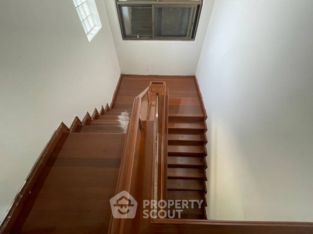 picture Pet-Friendly 5-Bed House 524 Sqm in Khlong Chaokhun Sing, Wang Thonglang (ID 1228087) - 3/8