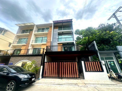 ทาวน์โฮม ซอยเสนา : 🏠ทาวน์โฮมหรู 4 ชั้น พร้อมระเบียงสวนชั้น 2 เดินได้รอบบ้าน 3 ด้าน  Rare Unit ปรัชญาโฮมทาวน์ @ลาดพร้าว 71  