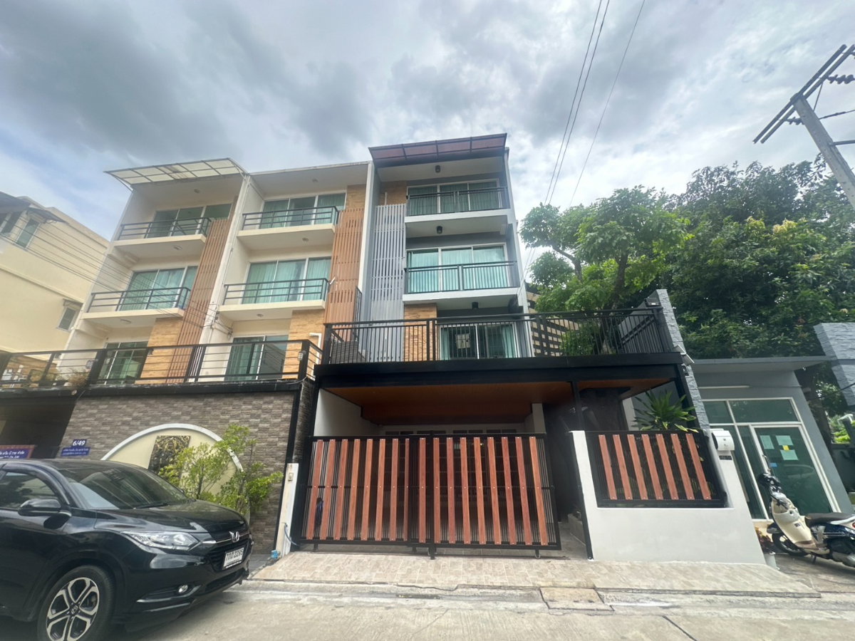 รูป 🏠ทาวน์โฮมหรู 4 ชั้น พร้อมระเบียงสวนชั้น 2 เดินได้รอบบ้าน 3 ด้าน Rare Unit ปรัชญาโฮมทาวน์ @ลาดพร้าว 71 - รูปที่ 1/24