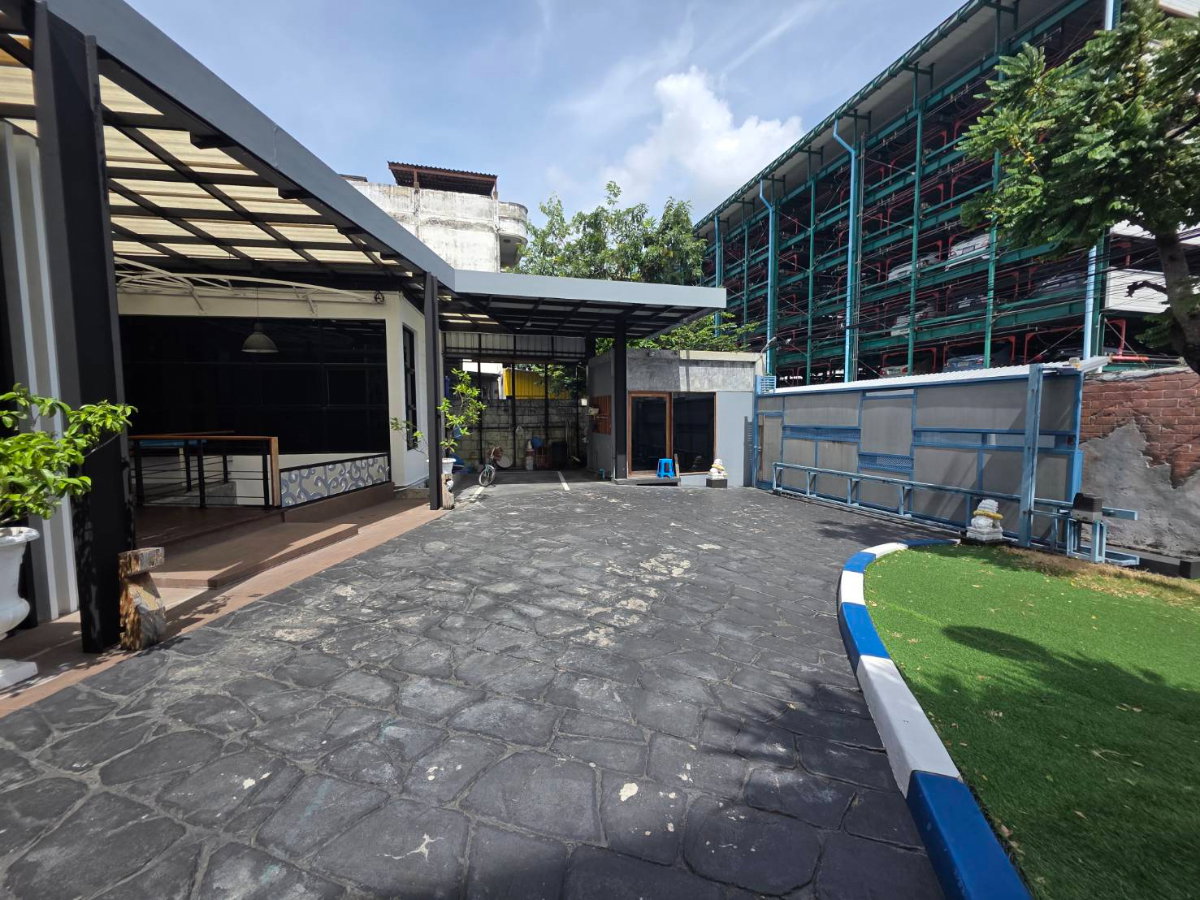 picture Large Detached House with Office and Warehouse for Sale in Lat Phrao 93/1 - 20/21