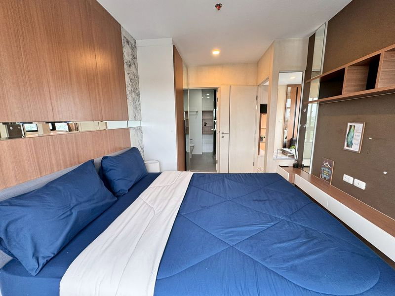 picture Plus Condo Sriracha, in the heart of the city, move in Ready, great value. - 7/15