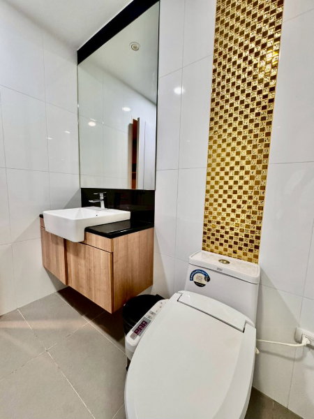 picture Plus Condo Sriracha, in the heart of the city, move in Ready, great value. - 10/15