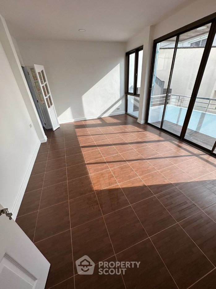 picture Pet-Friendly 5-Bed House 524 Sqm in Khlong Chaokhun Sing, Wang Thonglang (ID 1228087) - 4/8