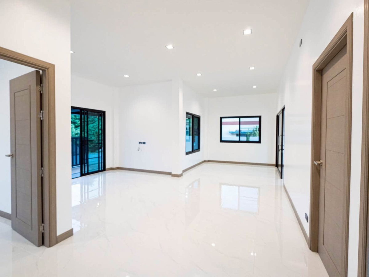 รูป บ้านหลังใหญ่สไตล์ Modern Luxury พิกัด บ้านท่ามะโอ ขัวมุง สารภี เชียงใหม่ - รูปที่ 9/18