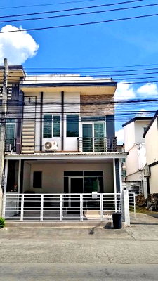 เช่าทาวน์โฮม รร.เตรียมอุดมศึกษาน้อมเกล้า  : รามคำแหง-ราษฏ์พัฒนา ให้เช่าทาวน์เฮาว์2ชั้น4นอน3น้ำ ใกล้โกลเด้นเพลส รามคำแหง 650 เมตร ขนาด 20ตร.ว. 110 ตร.ม.เฟอร์ครบครั่น แอร์ 3 กัสโต้