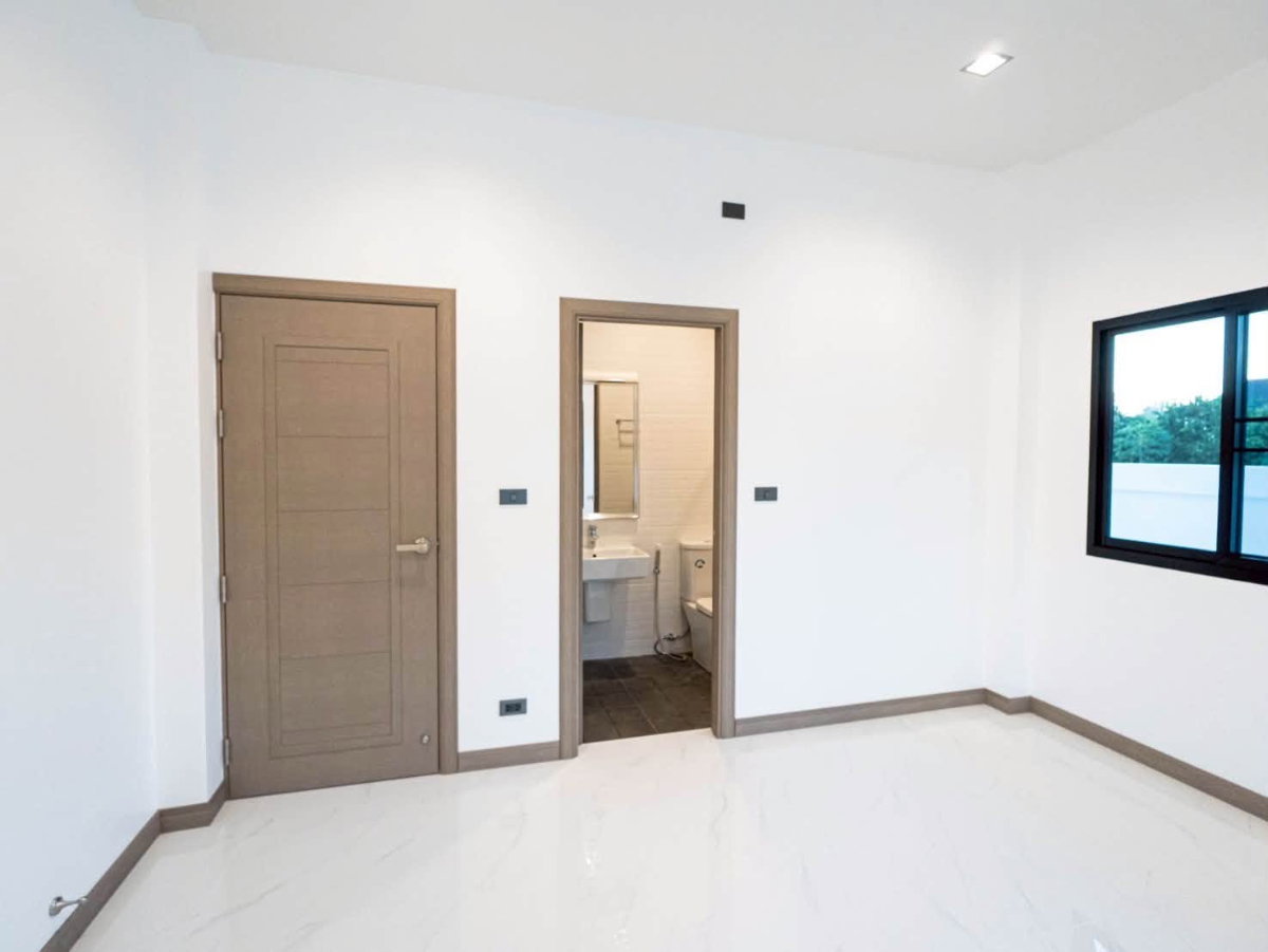 รูป บ้านหลังใหญ่สไตล์ Modern Luxury พิกัด บ้านท่ามะโอ ขัวมุง สารภี เชียงใหม่ - รูปที่ 10/18