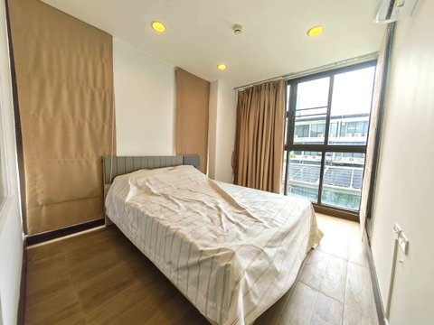 Condo for rent, IDEO Blucove Sathorn, next to BTS Wongwian Yai. Corner unit, 1 bedroom, 43 sq.m., ready to move in, with walk-in closet and bathtub.