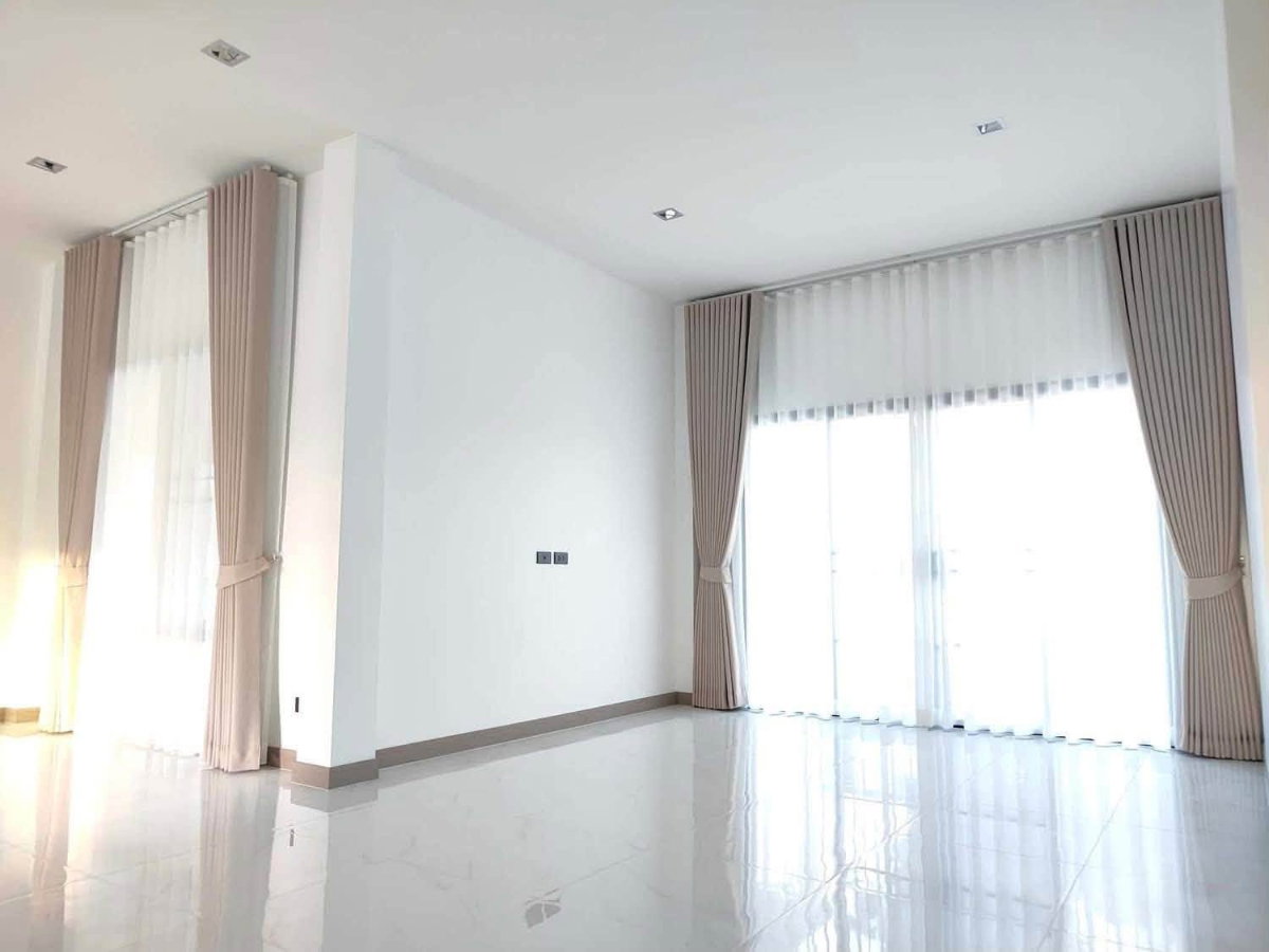 รูป บ้านหลังใหญ่สไตล์ Modern Luxury พิกัด บ้านท่ามะโอ ขัวมุง สารภี เชียงใหม่ - รูปที่ 6/18