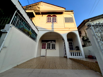 Houses for rent Central Plaza Bang Na : Newly renovated house in Bang Na—very inviting and close to BTS Bang Na.