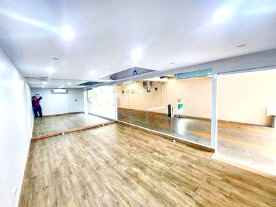Office for rent Bangkok University : Bang Chak 27 sq m., commercial space for rent, 1 bedroom, Sukhumvit 77-83, near BTS On Nut, 280 m., 1 bathroom.