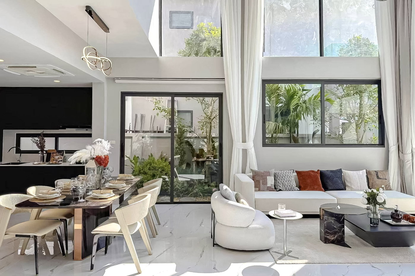 picture Luxury 2Storey Pool Villa for Sale Huai Yai East Pattaya 5Bedroom - 2/8
