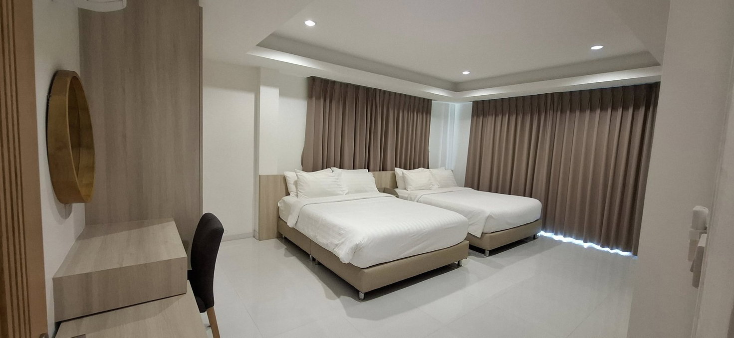 picture 4 Bedrooms Pool Villa in East Pattaya For Rent - 8/15