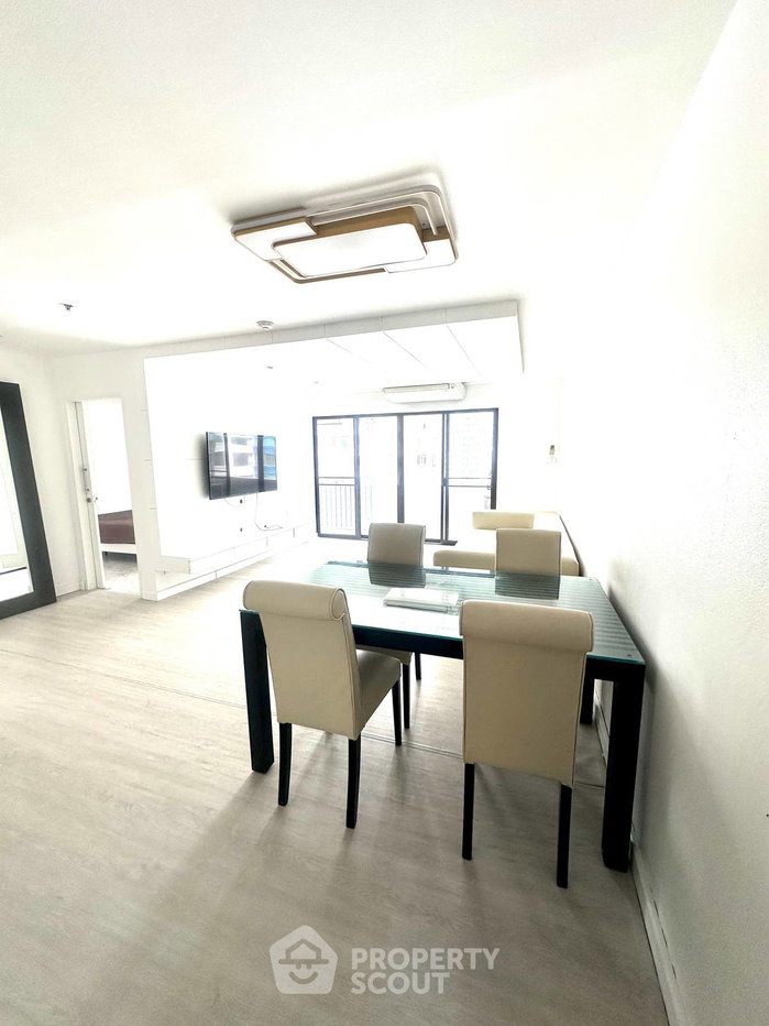 picture Pet-Friendly 2-BR Condo At The Royal Place 2, 200m to BTS Ratchadamri 📍 (ID 3080464) - 5/19