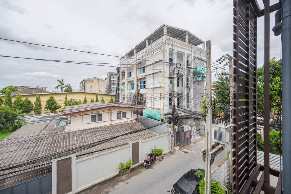 picture The Tropical Condominium | 🚆 Conveniently located near BTS On Nut, BTS Bang Chak, and BTS Punnawithi. - 15/15