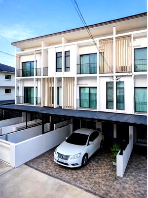 Townhouses for rent Bang Kapi : Next to Krungthep Kreetha Golf Course 50 m. 3 bathrooms Srinakarin-Rama 9 townhome, 3 floors, 3 bedrooms, Stamford International University, 600 m.,