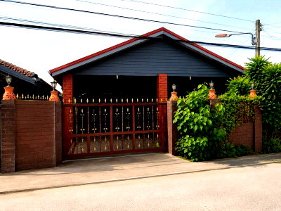 Houses for sale Chonburi : Single house for sale in Pattaya. Beautiful house with spacious grounds and a pleasant atmosphere.