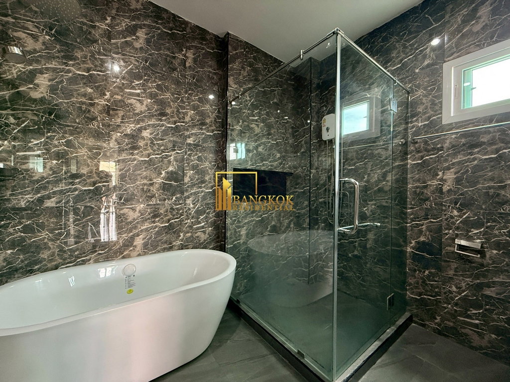 รูป Modern 4 Bedroom House in Ekkamai Area of Mid Sukhumvit - BR28061SH - รูปที่ 16/43