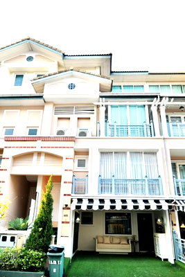 เช่าทาวน์โฮม ลาดพร้าวตอนกลาง โชคชัย 4 ลาดพร้าว 71 นาคนิวาส : ให้เช่าบ้านหรูตกแต่งใหม่ The Jemma @ SabaiSpace ใกล้ Central EastVille และ The Crystal