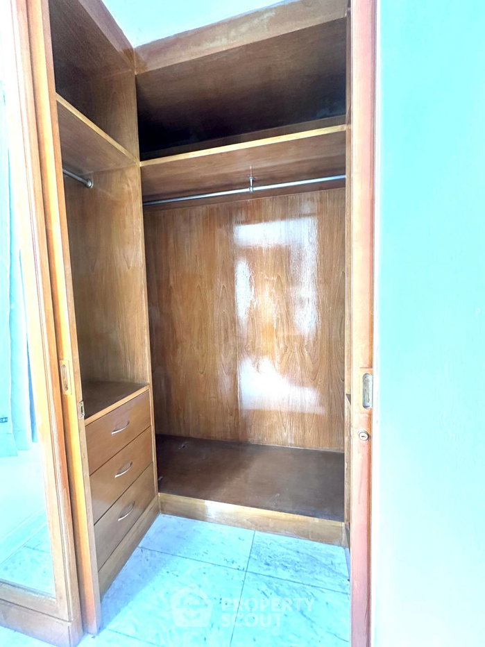 picture Pet-Friendly 2-BR Condo At The Royal Place 2, 200m to BTS Ratchadamri 📍 (ID 3080464) - 14/19