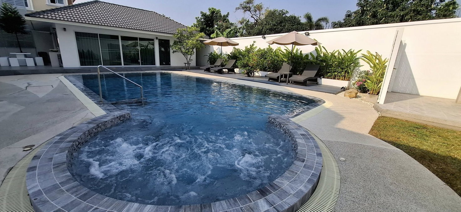 picture 4 Bedrooms Pool Villa in East Pattaya For Rent - 1/15