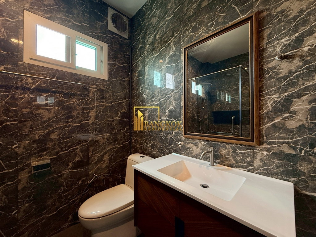 รูป Modern 4 Bedroom House in Ekkamai Area of Mid Sukhumvit - BR28061SH - รูปที่ 40/43