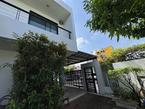 🔥Rent Now!🔥 Custom-built detached house in Soi Senanivet 113. Fully furnished and ready to move in.