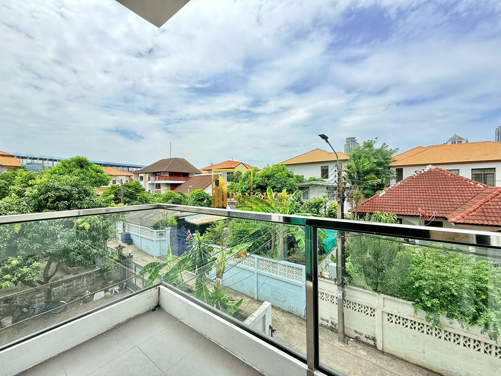รูป Modern 4 Bedroom House in Ekkamai Area of Mid Sukhumvit - BR28061SH - รูปที่ 13/43