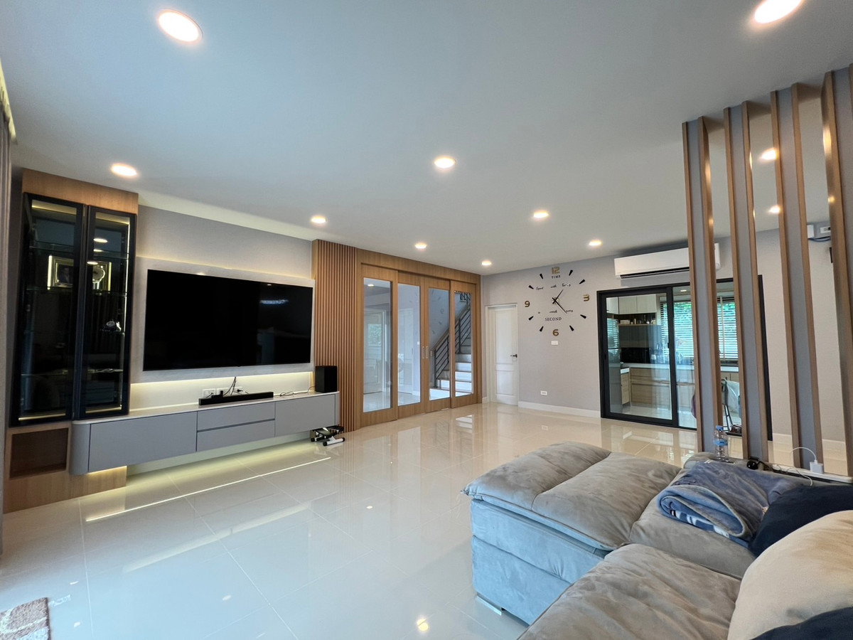 รูป 🏡✨ ให้เช่าบ้านเดี่ยวหรู 2 ชั้น — Centro ทวีวัฒนา บ้านใหม่มาก Built-in ทั้งหลัง พร้อมเรือนรับรอง หิ้วกระเป๋าเข้าอยู่ได้เลย - รูปที่ 2/15