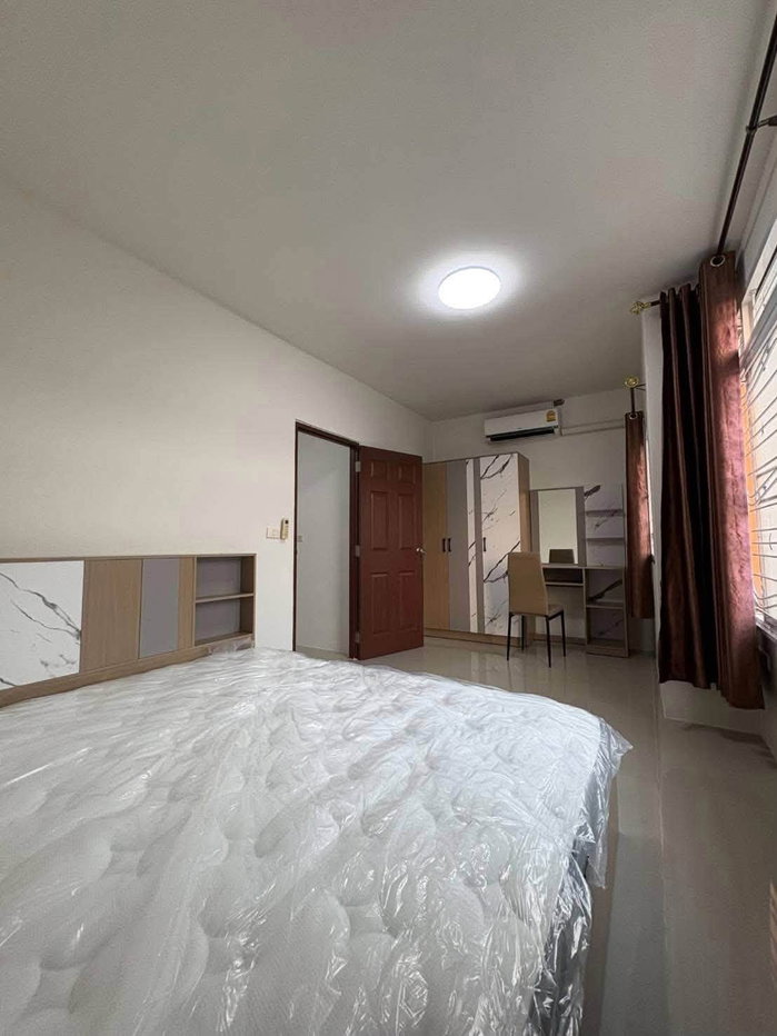 รูป ให้เช่าทาวน์โฮมรีโนเวทใหม่ ม.ร่มไม้2 บ่อวิน ศรีราชา - รูปที่ 2/10