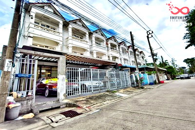 ทาวน์โฮม วิทยาลัยศิลปหัตถกรรมกรุงเทพ : ขายทาวน์โฮม 3 ชั้น 29 ตร.ว. ลาดพร้าว 113 หลังริม  ใกล้รถไฟฟ้าสายสีเหลือง