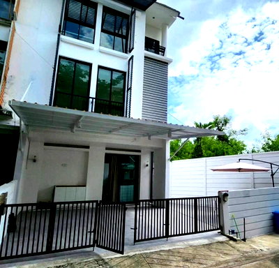 Townhouses for rent Bangna Commercial College : 📣 For Rent: 3-story Townhome, End Unit with Side Area, Areeya Mandarina Sukhumvit 77 Project, 32 sq.wa, 3 Bedrooms, 3 Bathrooms, 2 Parking Spaces