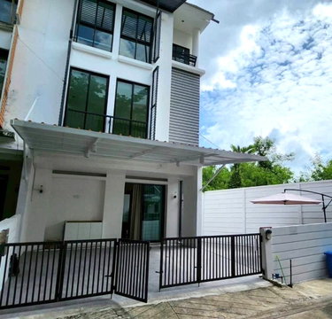📣 ให้เช่า ทาวน์โฮม 3 ชั้น หลังริม+มีพื้นที่ด้านข้าง โครงการ Areeya Mandarina Sukhumvit 77 ขนาด 32 ตรว 3 นอน 3 น้ำ 2 ติดถนนอ่อนนุช