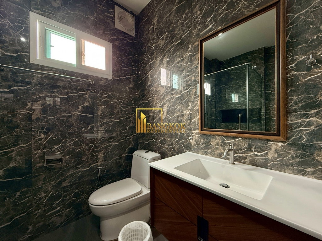 รูป Modern 4 Bedroom House in Ekkamai Area of Mid Sukhumvit - BR28061SH - รูปที่ 15/43