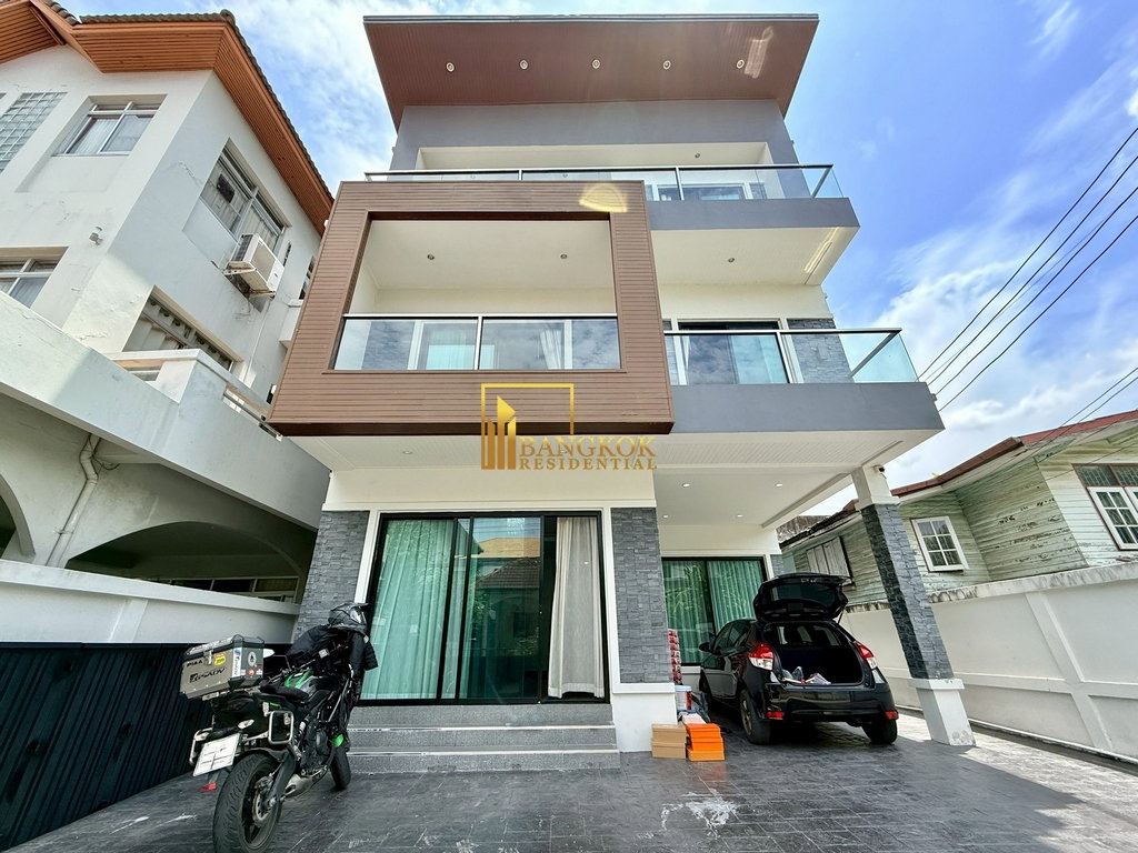 รูป Modern 4 Bedroom House in Ekkamai Area of Mid Sukhumvit - BR28061SH - รูปที่ 1/43