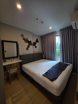 Lumpini Suite Phetchaburi - Makkasan: Beautiful poolside balcony with direct access to communal areas including fitness sauna. 15,000 baht!