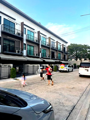 เช่าทาวน์โฮม โรงเรียนนานาชาติร่วมฤดี วิทยาเขตอนุบาล : 🏡 ให้เช่าทาวน์โฮม 3 ชั้น 📍 หมู่บ้านกลางเมือง รามอินทรา 3 ห้องนอน 3 ห้องน้ำ บ้านสวย พร้อมเข้าอยู่ ทำเลดี เดินทางสะดวก #รับสัตว์เลี้ยงขนาดเล็ก🐱🐶
