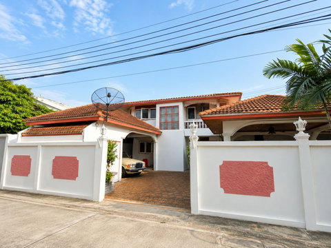 Parking for 4 cars in the house, Thai Watsadu Chaengwattana 498 m., near MRT Si Rat 418 m. 2-story mansion, 5 bedrooms, 4 bathrooms, Impact Muang
